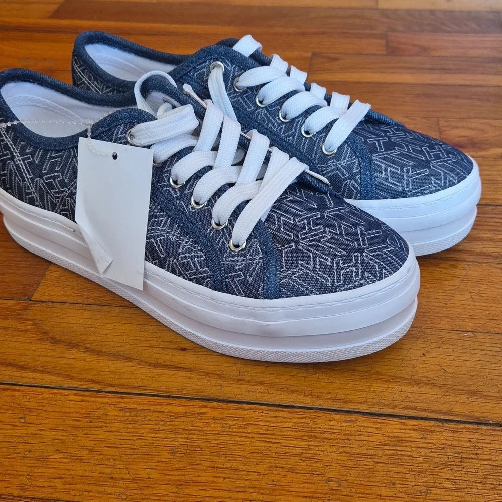 Tommy Hilfiger Womens Sneakers, size 6,5 NWOB - Picture 3 of 14
